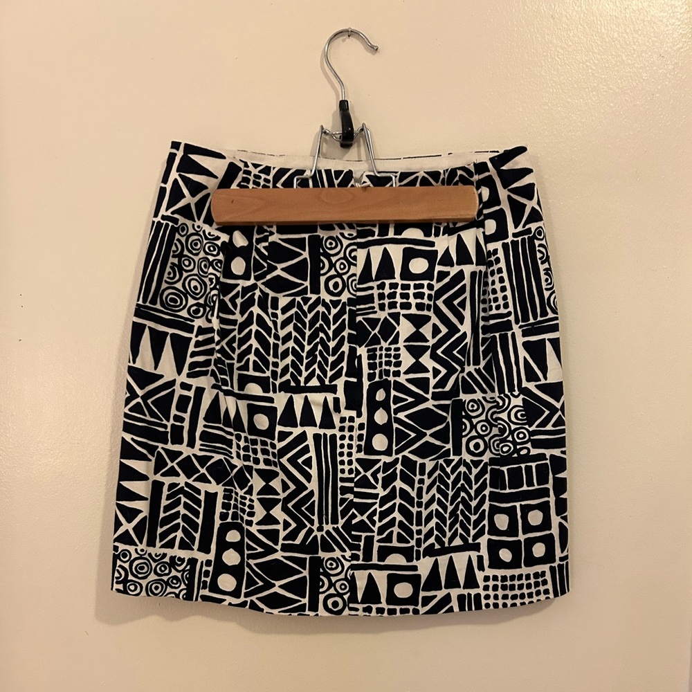 Size 00 j.crew mini skirt with abstract black and white pattern